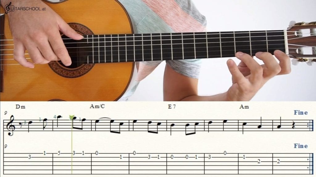 Auf dem Bild ist der Online Gitarrenkurs von Guitarschool zu sehen. Ein Mann spielt Gitarre und auf dem unteren Abschnitt ist der Notentext zu sehen.