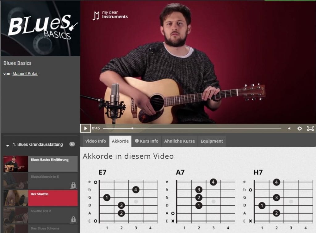 Das Bild zeigt den Online Gitarrenkurs Blues Basics von my dear instruments.
Ein Mann spielt Gitarre vor einem Mikrofon. Auf der unteren Seite stehen die zu spielenden Akkorde.
